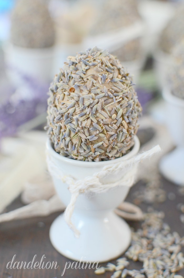 These gorgeous dried lavender eggs are easy to make and smell wonderful!