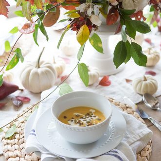 cozy, easy, and simple fall tablescape ideas for everyday or autumn entertaining for family, friends, and little ones. #dinnerparties #fall #friends #littleones #falldecorating #tablescape #falltablescape