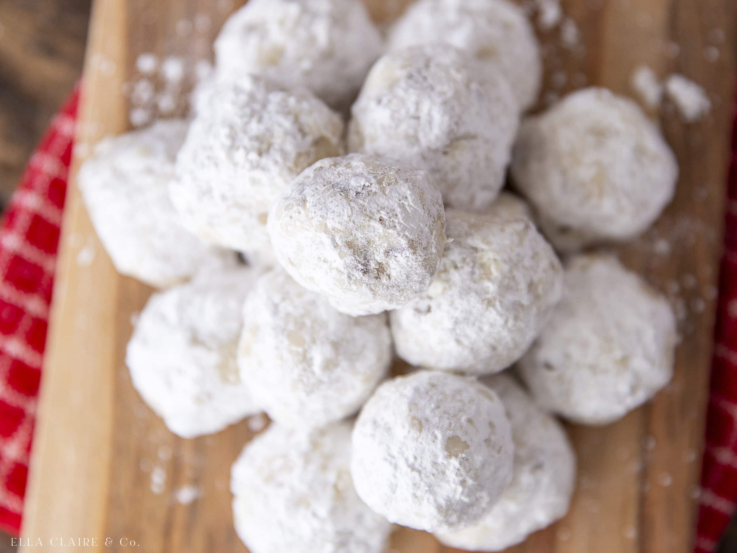 details of powdered sugar on snowball cookies