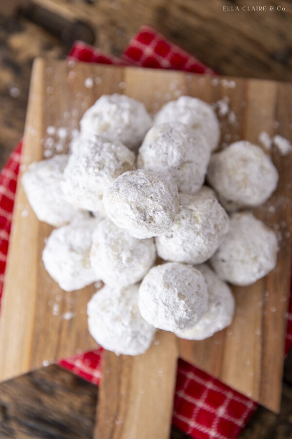 butter cookies rolled in powdered sugar make a pile of snowball cookies